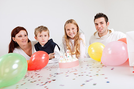 年轻家庭在家庆祝生日的年青家庭 漂亮的 假期 女孩图片