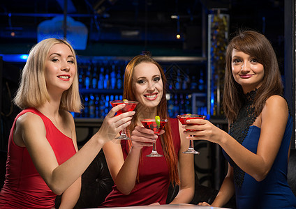 3个女孩在夜总会里举起眼镜 喝 俱乐部 女性 热的图片
