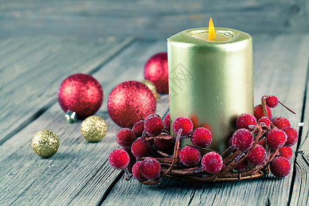 红莓的圣诞花圈和木背面蜡烛 圣诞节 庆典 环形 季节图片