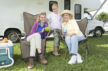 女儿和外孙女坐在房车家外面图片