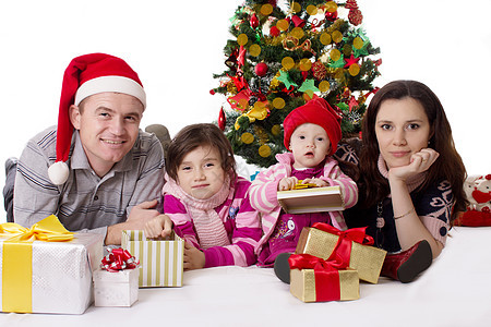 有两个女儿的家庭 两个女儿躺在圣诞树下图片