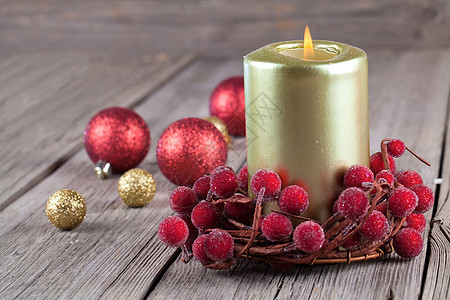 红莓的圣诞花圈和木背面蜡烛 庆典 装饰的 冬天图片