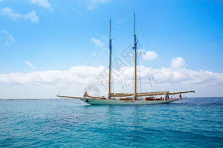 游艇帆船锚定 海滩 海景 波浪 岛 海岸线 地中海 蓝色的图片