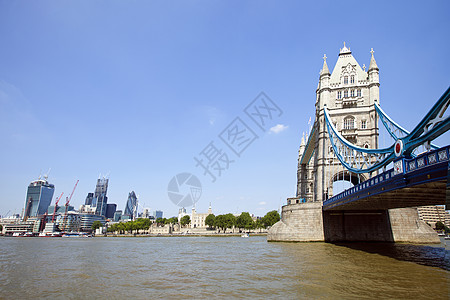 伦敦塔大桥 与伦敦市背景相伴图片