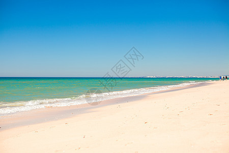 拥有绿绿水和白沙的完美热带海滩 天空 海景 日出图片