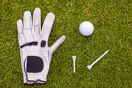 绿色草上的高尔夫高尔夫设备 打高尔夫球 运动 高尔夫球手 手套图片