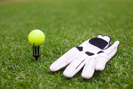 高尔夫高尔夫高尔夫设备 球和绿色草地手套图片