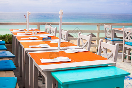 大西洋海岸海滩的户外咖啡馆 餐厅 椅子 露台 阳伞图片