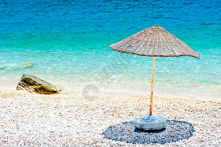 水边海滩上的维特阳伞图片