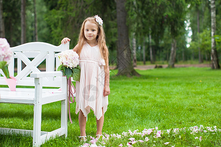 在婚礼仪式上 可爱的小女孩 快乐的 幸福 孩子 裙子图片