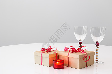 礼品 葡萄酒杯和烛光图片