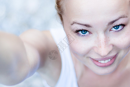 一个快乐的年轻女人的肖像 美丽的 喜悦 金发 自然图片