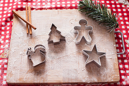 圣诞节塑造木板上的糕饼切割机 成形 曲奇饼 烹饪图片