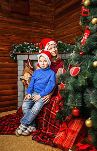 哥哥 姐姐和圣诞节 男生 亲戚们 冷杉 松树 孩子们 诞生图片