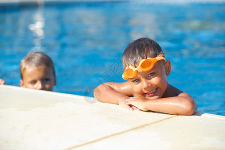 B 集合体上的活动 童年 游泳衣 孩子 快乐 水 锻炼图片