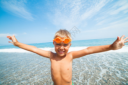 海滩上的男孩 太阳 闲暇 快乐的 天空 船 天 海岸图片