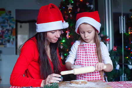 小可爱女孩和年轻母亲 在家里烤圣诞姜饼饼干的年幼妈妈 可爱的 微笑图片