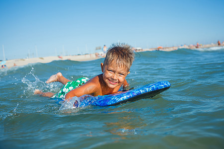 男孩和冲浪板玩得开心 乐趣 海洋 男生 冲浪者 清除图片