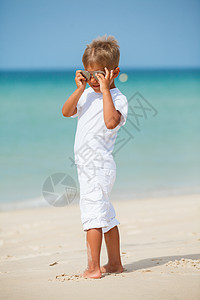海滩上的男孩 自然 沙滩帽 乐趣 帽子 阳光 夏天图片