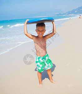 男孩和冲浪板玩得开心 身体 冲浪者 海岸图片