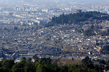 中国云南李江旧城古老屋顶 中国文化 建筑外观 城市景观 山图片