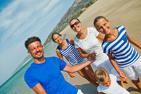 家庭在海滩上玩乐 笑 母亲 父母 海岸线 妈妈 幸福图片