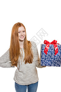 年轻红发女孩赠送礼物 青少年 美丽的 头发 乐趣 冬天图片