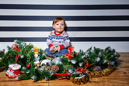 小男孩和圣诞节 包装 男孩们 男性 玩具 微笑 男生图片