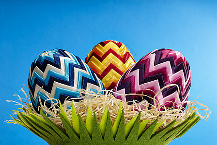 复活节组成构成 草 假期 彩蛋 季节性 红色的 蓝色背景图片