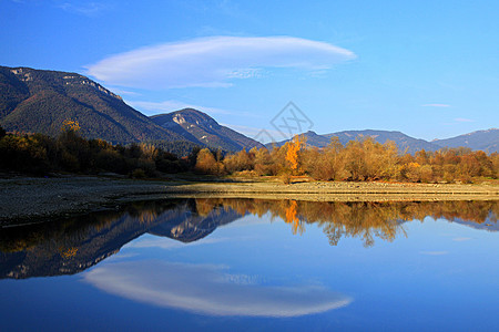 秋季湖 风景 地平线 宁静 放松 天空 假期 云图片