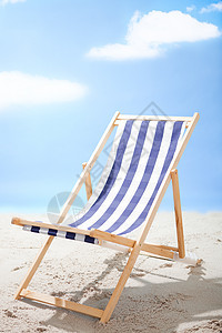 坐在阳光沙滩的甲板椅上 休息 蓝色的 场景 海 椅子图片