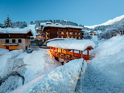 清晨麦当娜露营的光化滑雪胜地 I 建筑 河图片