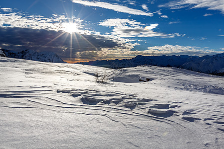 在意大利阿尔卑斯山的滑雪度假村附近 休息 单板滑雪图片