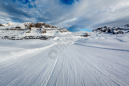 在意大利阿尔卑斯山的滑雪度假村附近 休息 旅行图片