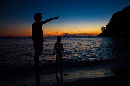 在菲律宾博拉凯海滩日落时 父亲和女儿的双影带 微笑 海洋图片