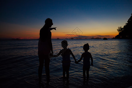 在波拉凯海滩日落时 3个双影家庭 长滩岛图片