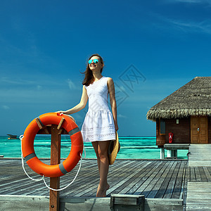 马尔代夫沙滩码头上的妇女 热带 水 女士 南阿里环礁图片