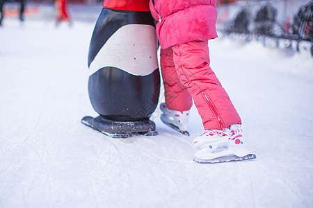小滑冰者的腿 站在冬天的冰场上 速度 快乐的 健康图片