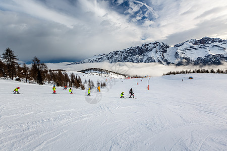 在意大利阿尔卑斯山的滑雪度假村附近 旅游 粉末图片