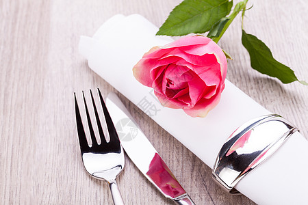 玫瑰摆拍单粉色玫瑰的表格设置 丝带 餐具 压痛 爱背景