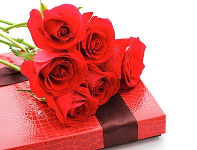 红玫瑰花束和礼品盒图片