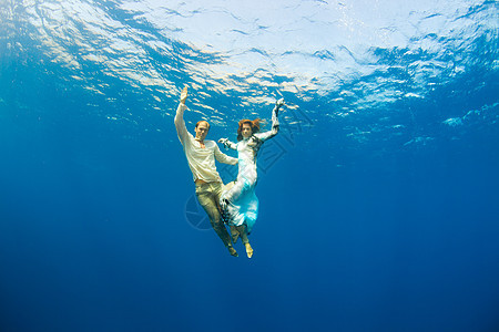 水下爱 跳舞 浪漫的 女士 楷模 海滩 浪漫 潜水 假期图片