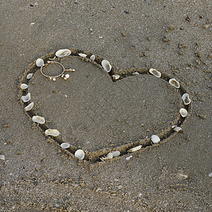 沙滩上的沙子上的心脏 写作 假期 爱 海浪 自然图片