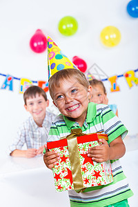 生日派对上带礼物盒的男孩 乐趣 可爱的 微笑图片