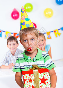 生日派对上带礼物盒的男孩 可爱的 幼儿园 青年 友谊图片