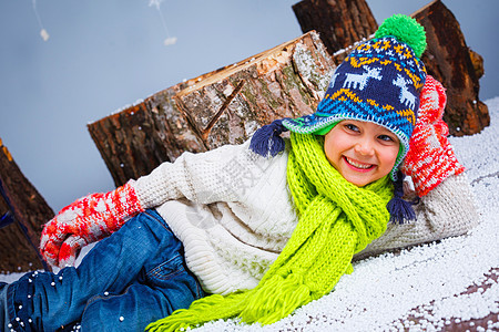 穿着冬衣的有趣男孩 帽 男生 羊毛 手 雪橇图片