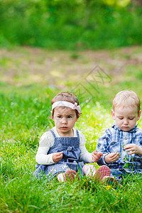 户外儿童 花朵 自然 夫妻 夏天 白色的 孩子们 春天图片