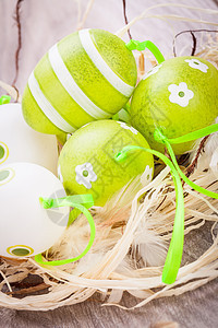 绿复活节彩色绿色蛋 稻草 桌子 宗教 假期 传统图片
