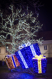 夜间圣诞节装饰在城市 圣诞节照明图片