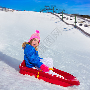在冬季雪雪中玩雪橇的小女孩 享受 孩子们 圣诞节图片